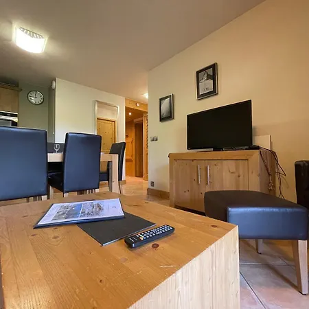 Avec Piscine, Balcon Et Parking Proche Centre Et Ski-bus - Fr-1-624-38 * Samoens